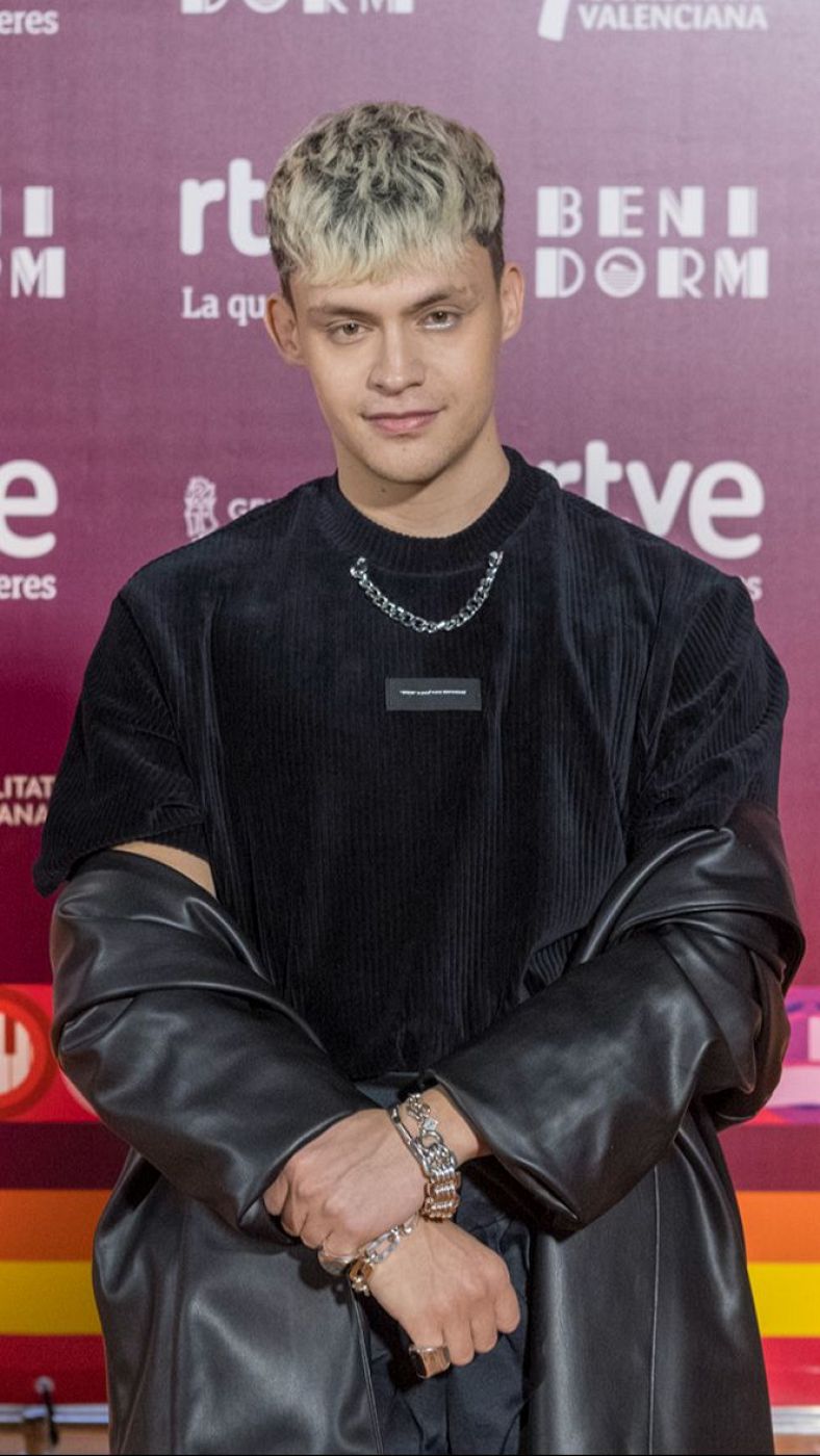 Almácor en la alfombra naranja