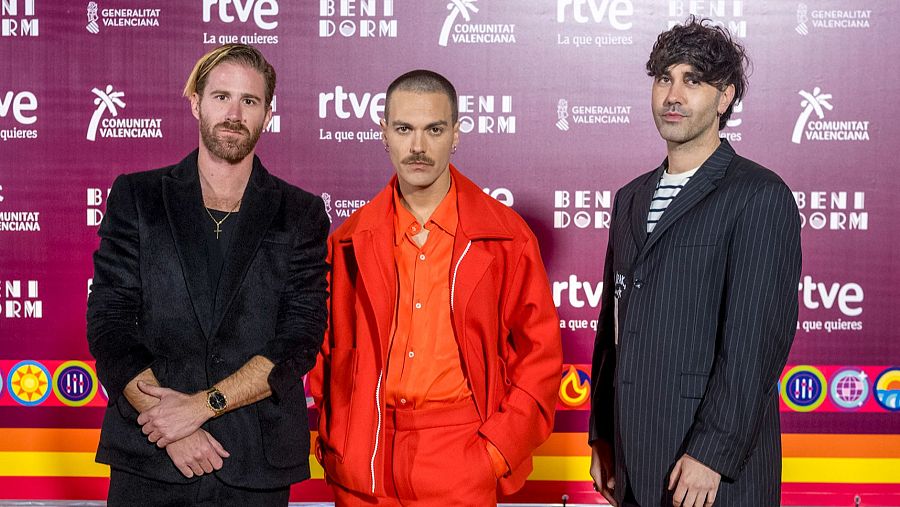 Miss Caffeina en la alfombra naranja