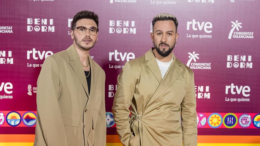 Lérica en la alfombra naranja