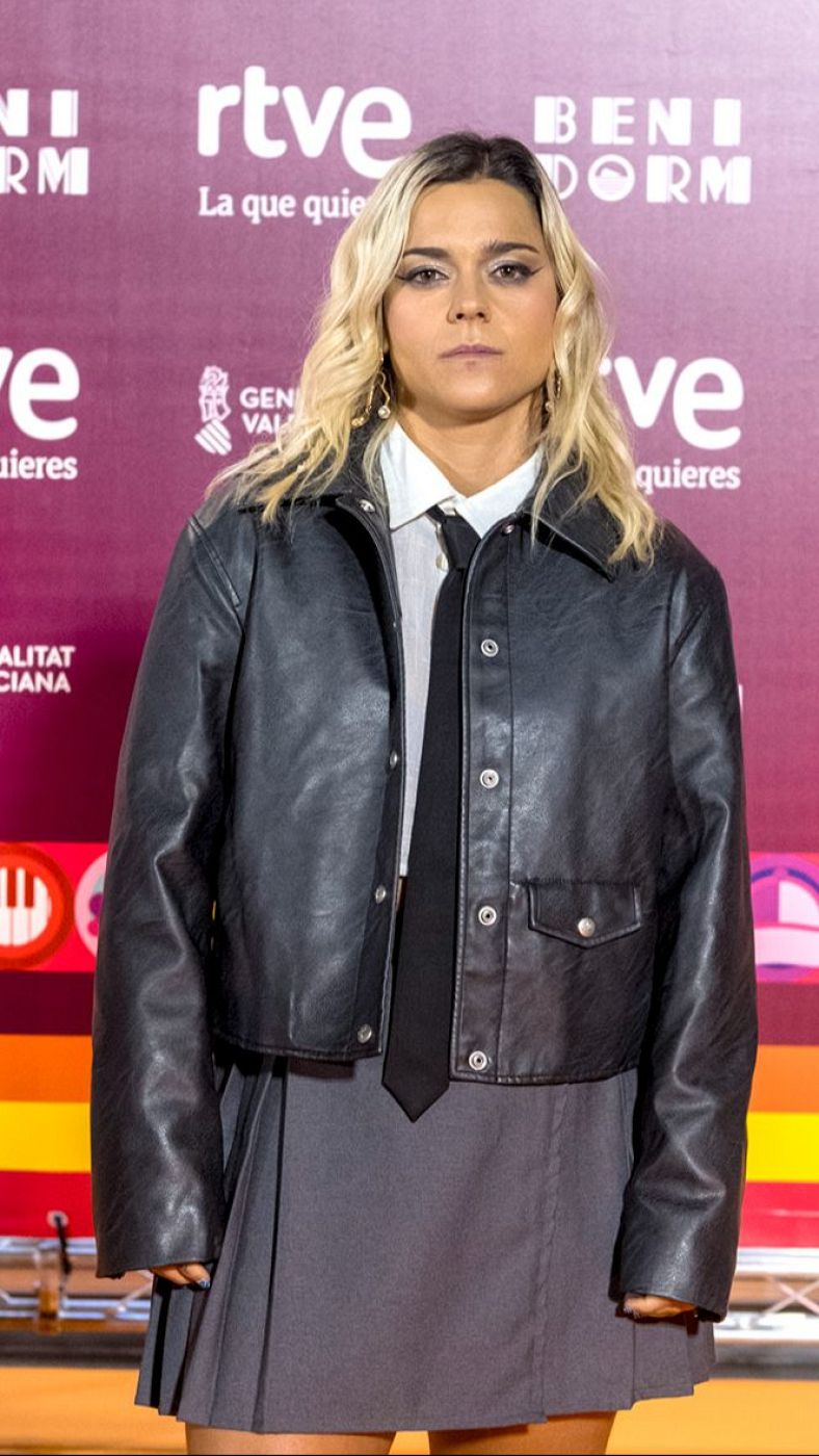 Yoly Saa en la alfombra naranja