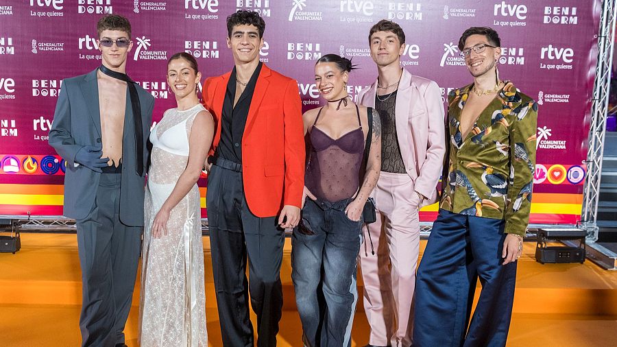 Quique Niza y su equipo de bailarines en la alfombra naranja