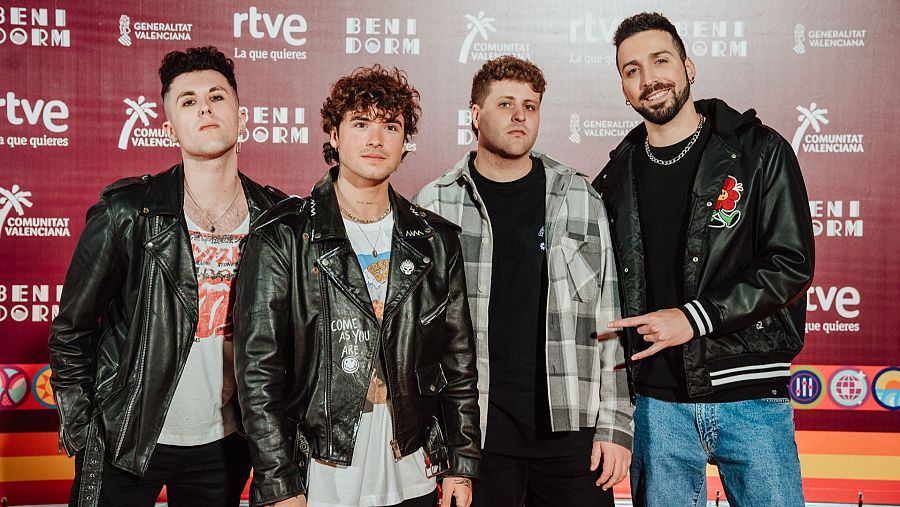 Noan en la alfombra naranja