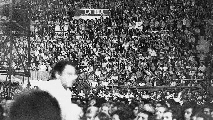 Las gradas de la plaza de toros de Benidorm en 1976.