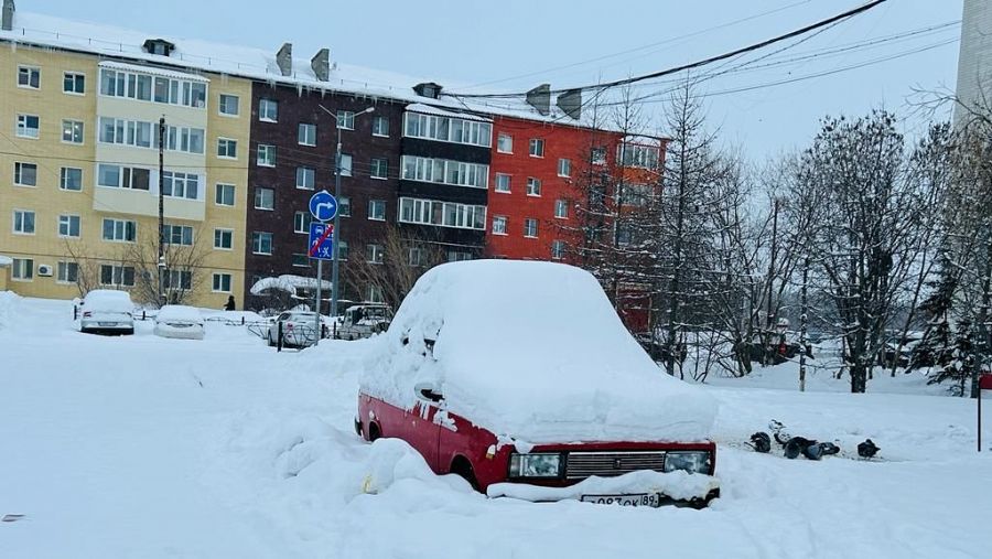 Un antiguo Lada cubierto por la nieve en el centro de Jarp / LARA PRIETO