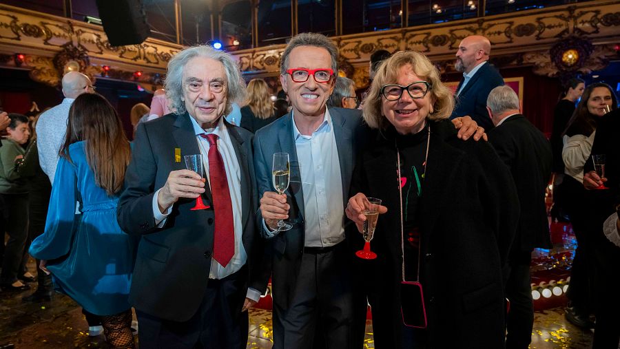 Sergi Schaaff amb Àngels Peñarroya i Jordi Hurtado, celebrant 25 anys de Saber y Ganar