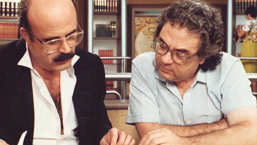 Constantino Romero i Sergi Schaaff repassant un guió, abans de gravar: les hores de preparació eren moltes