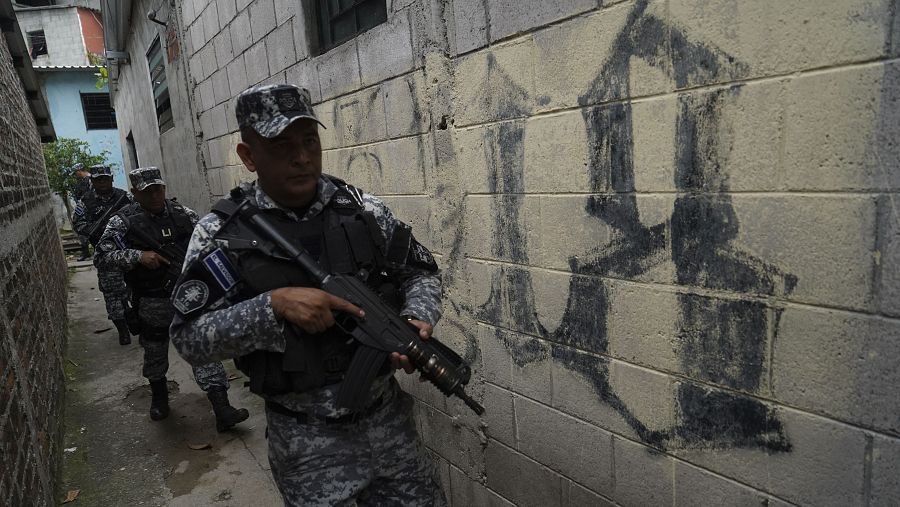 Agentes de policía patrullan un barrio de San Salvador, El Salvador, el 6 de junio de 2022.