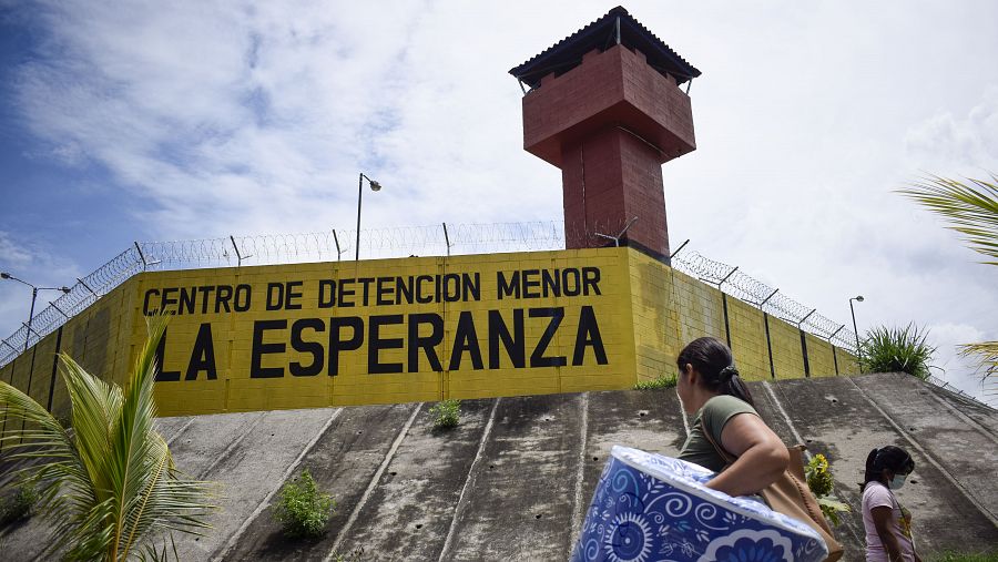 Una mujer lleva un paquete para un familiar encarcelado en el centro penitenciario La Esperanza, el 26 de mayo de 2022 en San Salvador.