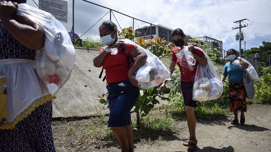 Familias esperan entregar paquetes y recibir información sobre sus encarcelados fuera del penal de La Esperanza en El Salvador.