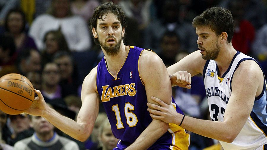 Pau y Marc Gasol, en un partido Lakers - Grizzlies de la NBA