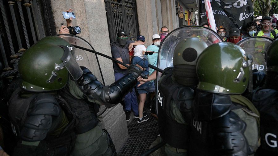 Manifestantes argentinos a las puertas del Congreso