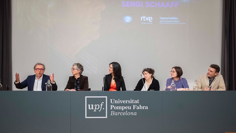 Jordi Hurtado, Pilar Ruiz, Judith Fernández, Abigail Schaaff, Manel Jiménez-Marcos i Anaïs Schaaff, asseguts davant de la pantalla