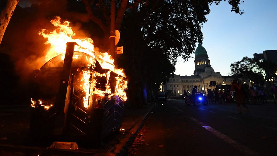 Los manifestantes queman un contenedor frente al Congreso en Buenos Aires