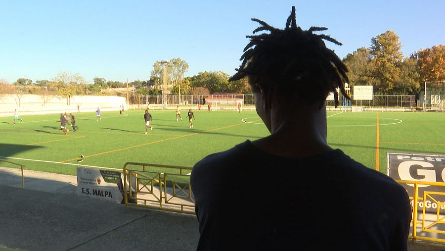 Agunos de los recién llegados jugando al fútbol