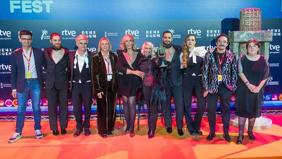 Foto de familia tras la gran final, anoche en Benidorm