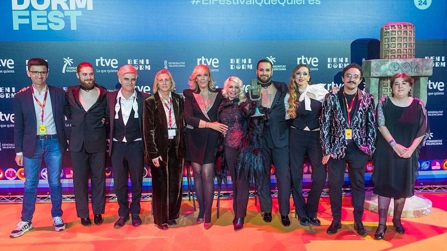 Foto de familia, tras la rueda de prensa de la final del Benidorm fest