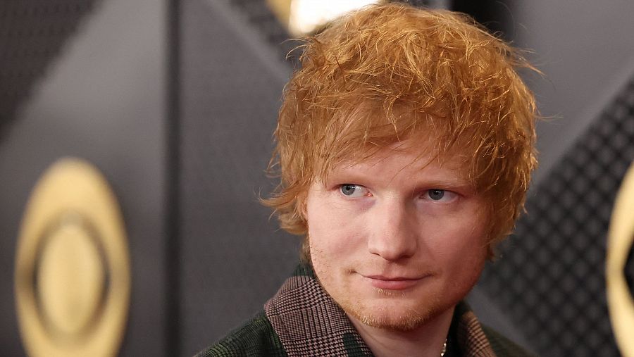 Eh Sheeran durante la alfombra roja de los Grammy 2024 en Los Ángeles, Estados Unidos.