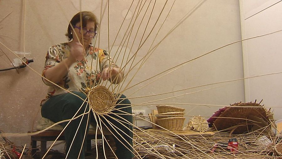 Pilar es su taller de artesanía del mimbre
