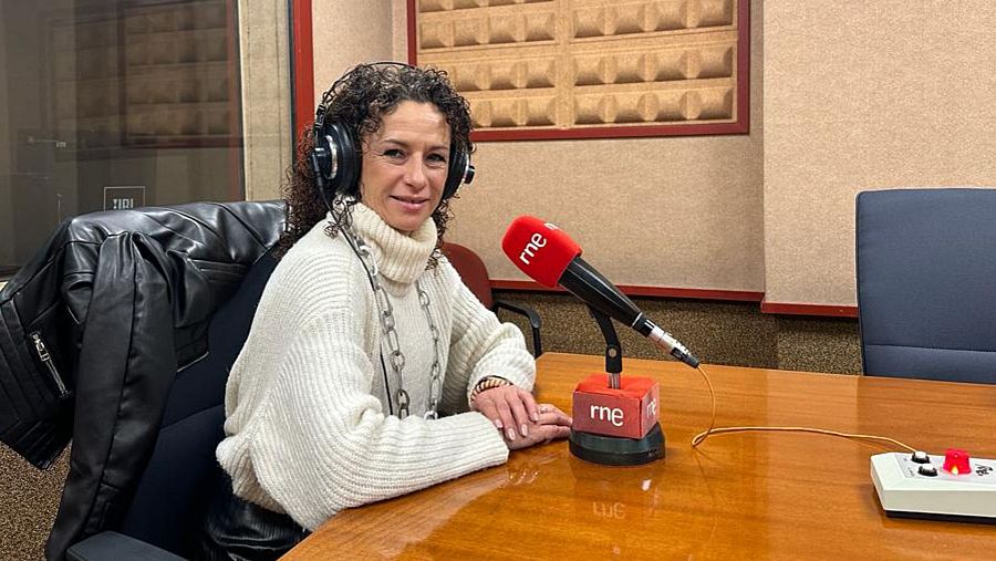 Vanessa Pérez Boadilla, la campeona nacional de coctelería, en los estudios de RNE en Valencia