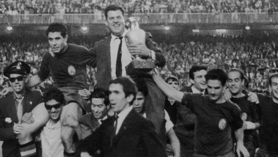 Los jugadores de la Selección Española de Fútbol celebrando su victoria en la Eurocopa de 1964