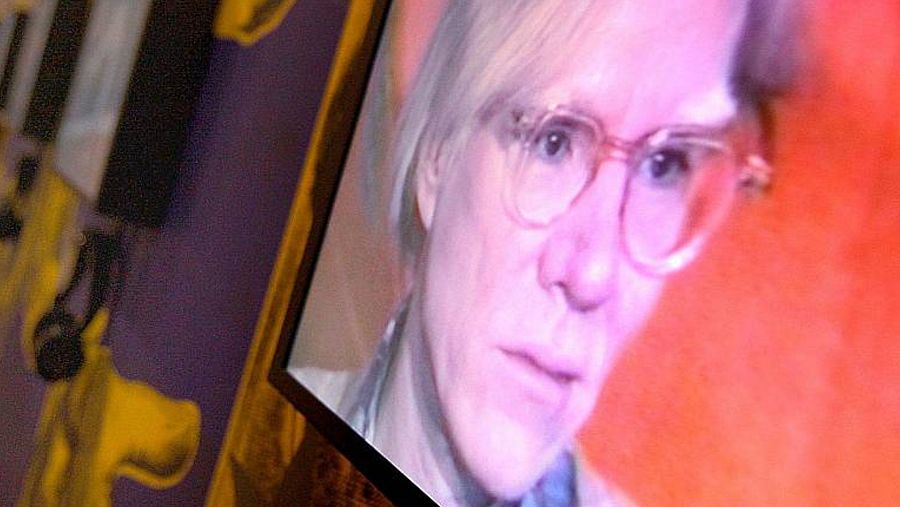 Imagen del artista Andy Warhol en la pantalla de un televisor