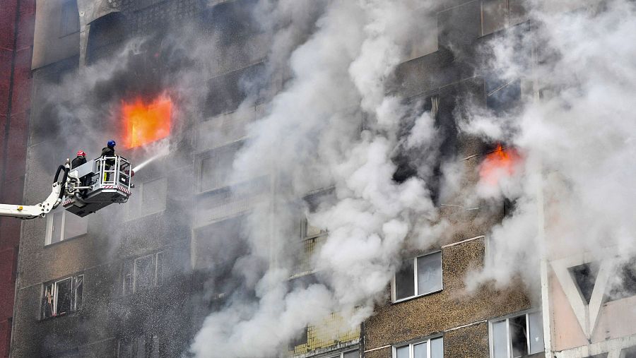 Vista de un edificio en llamas tras los bombardeos rusos en Kiev el 7 de febrero de 2024.