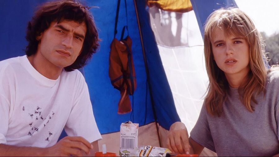 Nancho Novo y Emma Suárez en 'La ardilla roja' (1993)