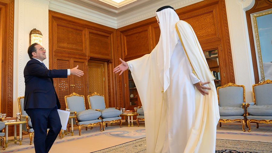 El ministro de Asuntos Exteriores, Jose Manuel Albares, recibido por el emir de Catar