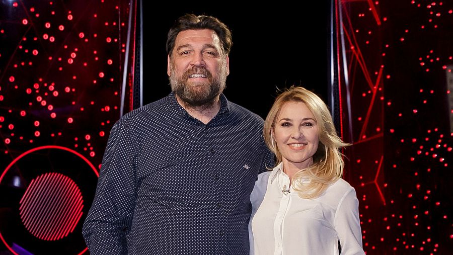 Hovik Keuchkerian y Cayetana Guillén Cuervo en 'Atención Obras'