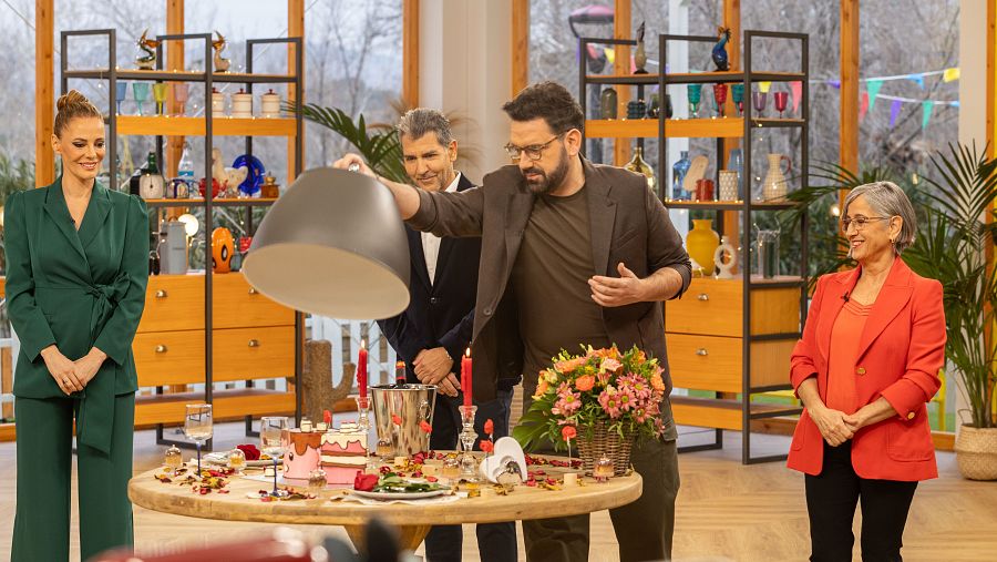 Imagen de Damián Betular junto al jurado de 'Bake Off: Famosos al horno'