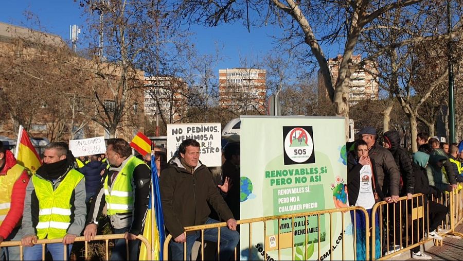 Agricultores protestan frente a la gala de los Goya
