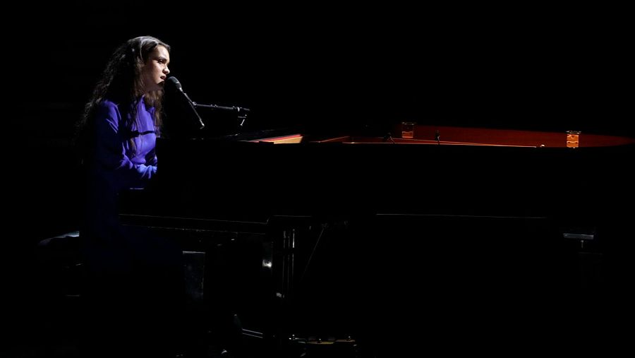 Goya 2024, mejores imágenes: Amaia interpreta al piano 