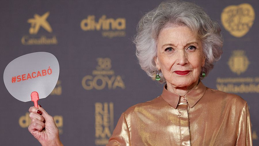 La actriz Marisa Paredes posa a su llegada a la ceremonia