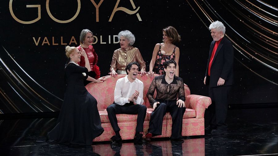 Goya 2024, mejores imágenes: El sofá de Óscar vuelve a reunir a las chicas Almodóvar 25 años después