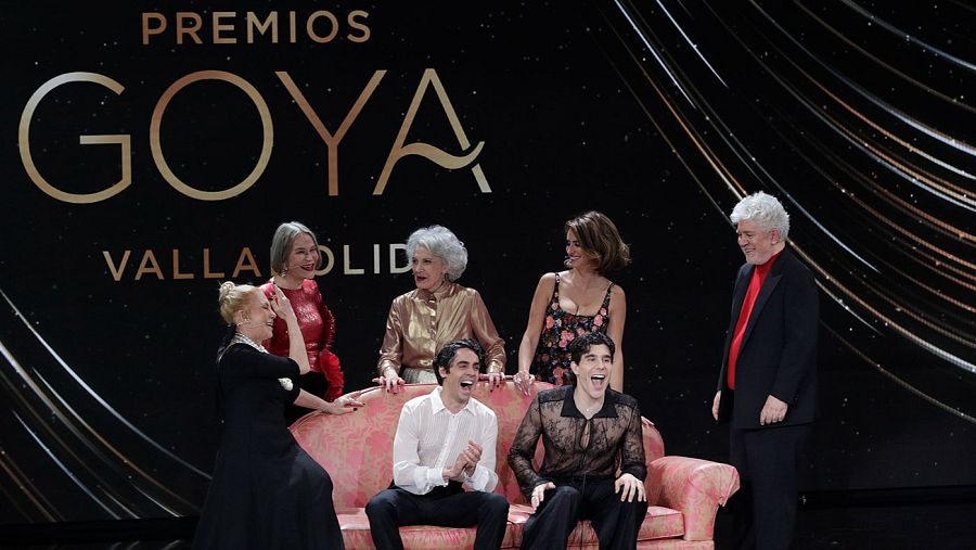 Presentadores de la gala en el sofá