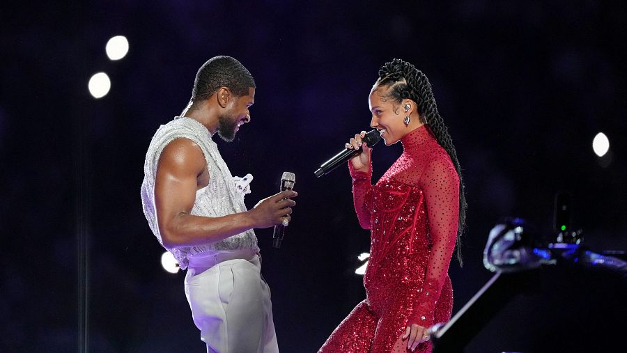 La cantante Alicia Keys durante su actuación junto a Usher en la Super Bowl