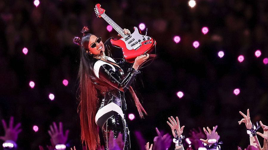 La cantante y compositora H.E.R. durante su actuación junto a Usher en la Super Bowl