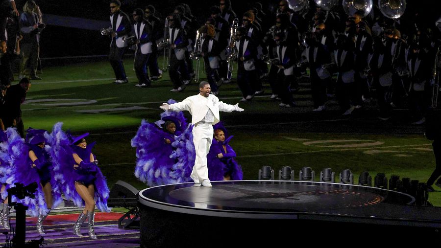 El cantante Usher durante el intermedio de la Super Bowl