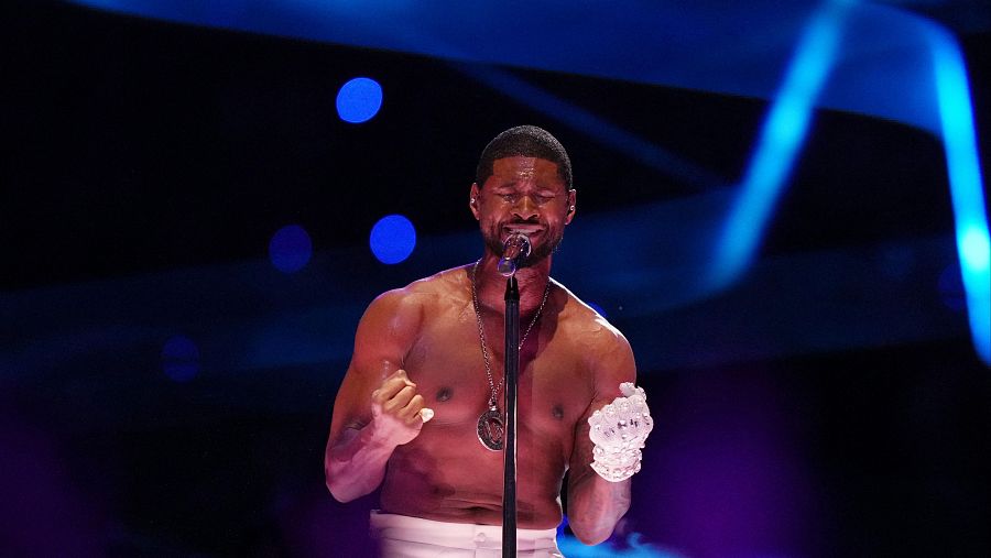 El cantante Usher durante su actuación en la Super Bowl