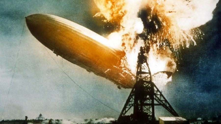 El Hindenburg, de l'empresa alemanya Zeppelin, es va incendiar quan sobrevolava sobre Nova Jersey,  el 1937: hi van morir 35 persones