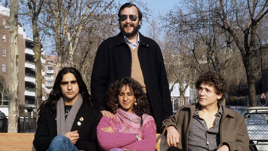 Eloy de la Iglesia, Antonio Flores, Rosario Flores y José Luis Manzano durante el rodaje de 'Colegas'.