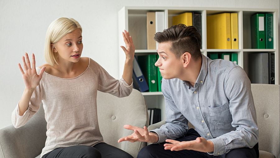 Un tipus de xantatge emocional habitual és fer sentir malament a l'altra persona.