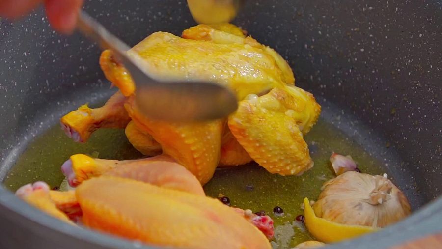 Receta de picantón estofado con boniatos y champiñones