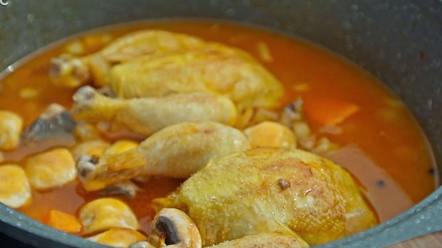 Receta de picantón estofado con boniatos y champiñones