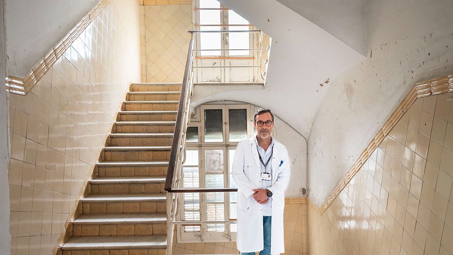 Saul Martínez-Horta  fotografiat a les escales de l'antic hospital de Sant Pau