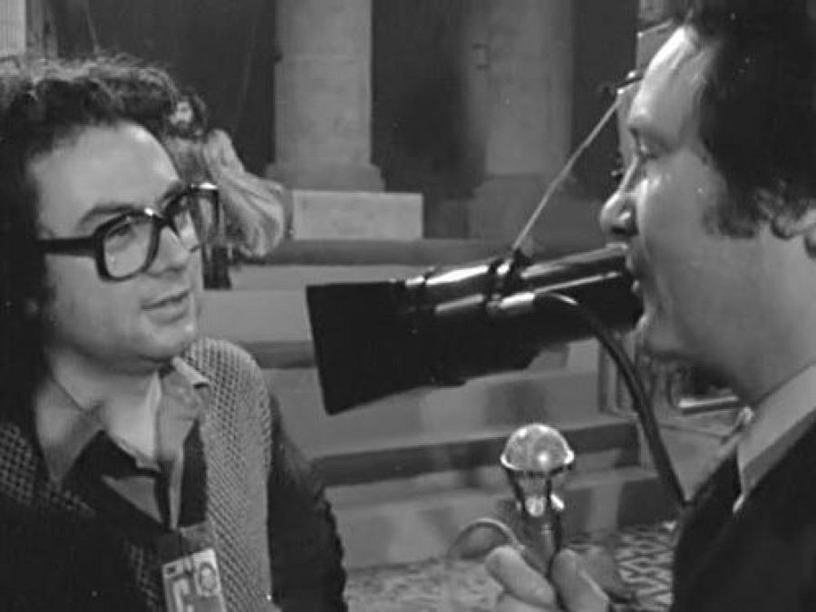 Mario Beut entra al plató on Sergi Schaaff està rodant Salomé per preguntar-li com va el rodatge, l'any 1977