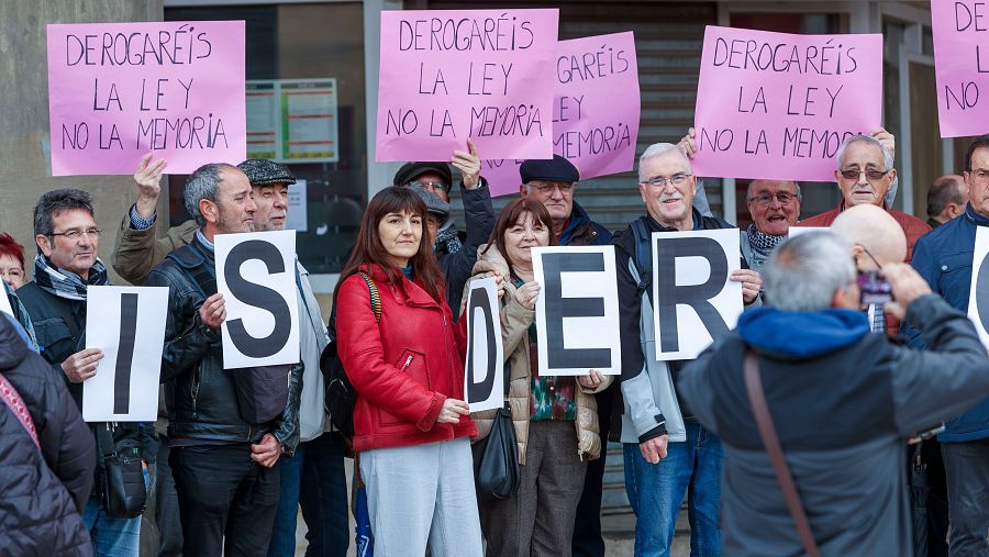 Un centenar de personas se han concentrado a las puertas de la Cortes de Aragón