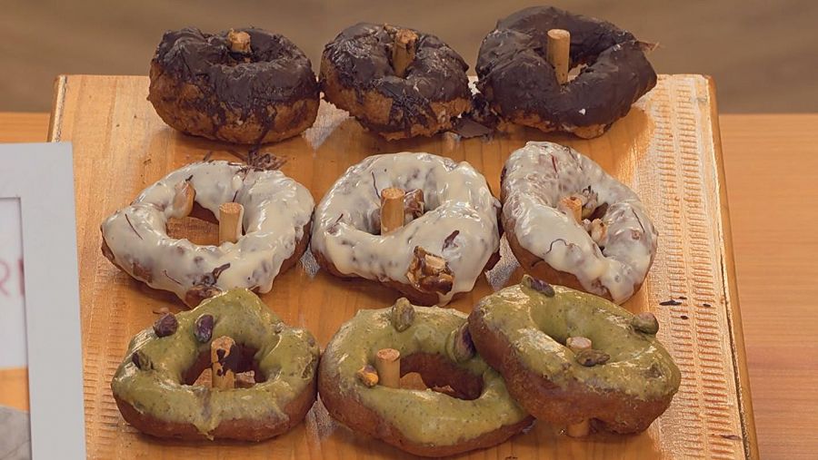 Imagen de la receta elaborada en el programa 'Bake Off: Famosos al horno' rosquillas insumisas de chocolate y cúrcuma