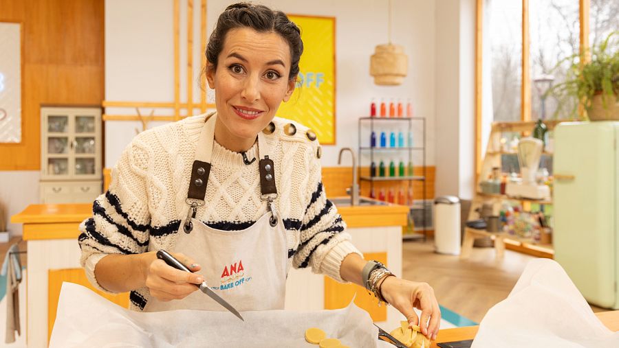 Imagen de la concursante Ana Boyer en 'Bake Off' realizando su receta de costurero con figuritas de mazapán y galletas