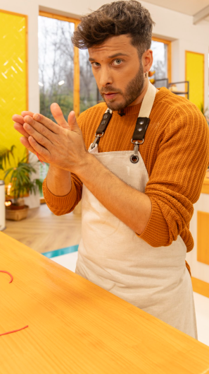 Imagen de Blas Cantó en el programa 'Bake Off: Famosos al horno' realizando la receta del costurero con figuritas de mazapán y galletas